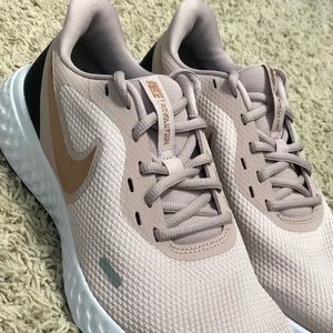 Nike Revolution 5 running shoes Size 9